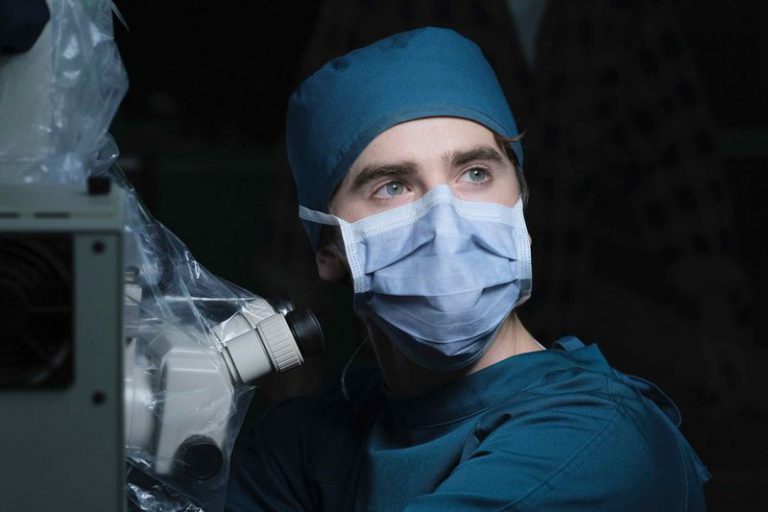 Dr Shaun Murphy en salle d’opération – © ABC